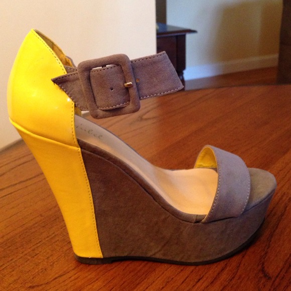 🔴SOLD🔴Gorgeous yellow and grey platform wedge - Picture 2 of 3