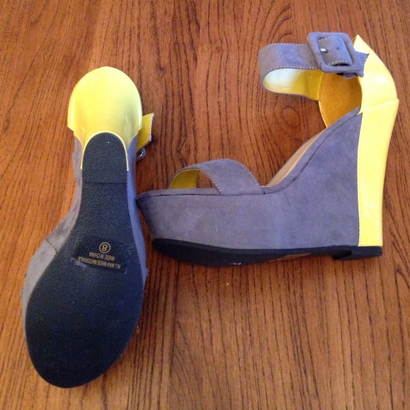🔴SOLD🔴Gorgeous yellow and grey platform wedge - Picture 3 of 3