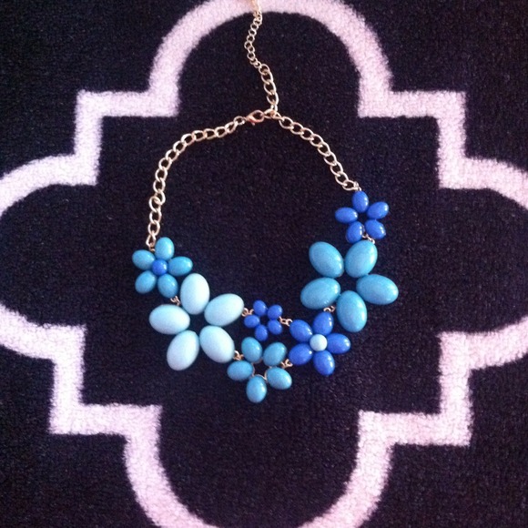 SOLD 🎉HP🎉. Beautiful Blues Statement Necklace