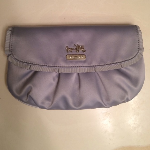 💥🎉COACH Satin large wristlet in grey! NWT!🎉💥