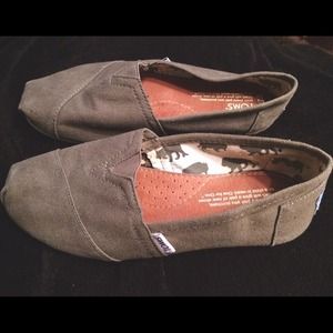 ❌SOLD Olive green toms size 7.5