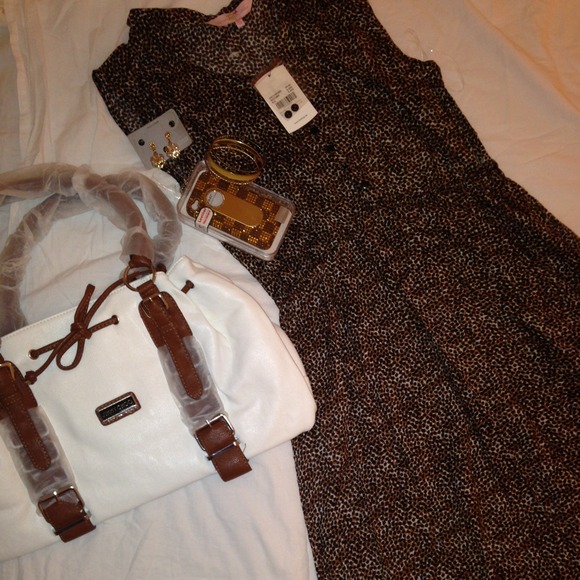 Pattern dress/gold earrings/bracelets/LVphone case