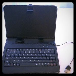 I PAD MINI COVER AND KEYBOARD. NEW.More avail!💗