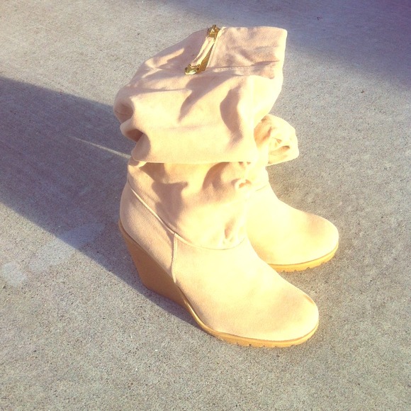 Beige suede boot