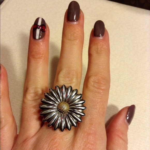 Large Silver Daisy Costume Ring - Picture 2 of 4