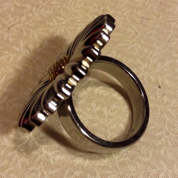 Large Silver Daisy Costume Ring - Picture 3 of 4