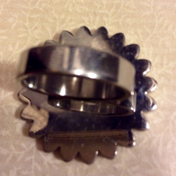 Large Silver Daisy Costume Ring - Picture 4 of 4