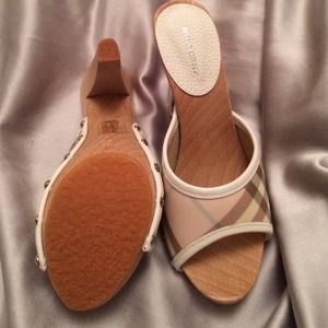 Size 35 authentic Burberry shoes. Never been worn!