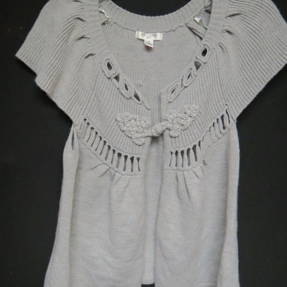 Grey knitted top.