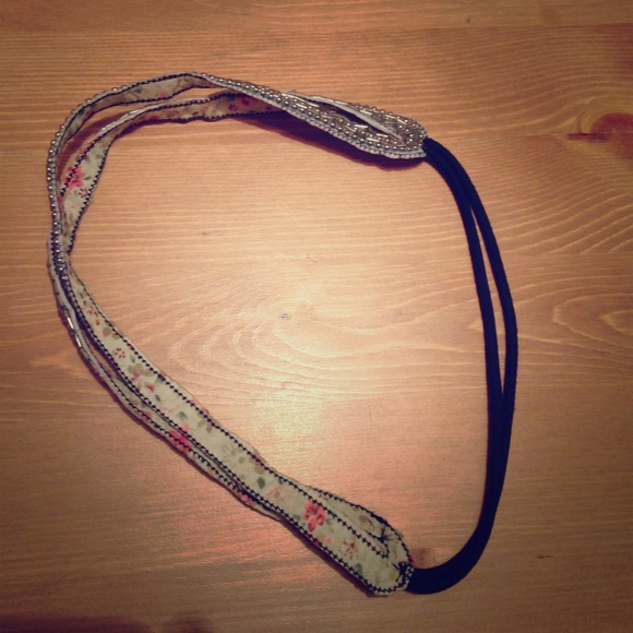 Buckle reversible headband!