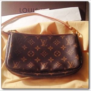 Small LOUIS VUITTON purse. Barely Used!!