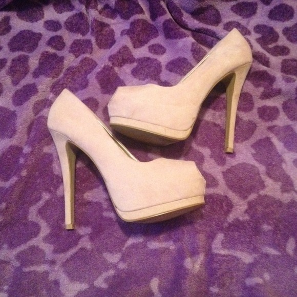 Stiletto Pumps - Picture 2 of 3