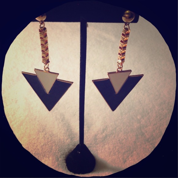 Jewelry - ‼️️CLEARANCE ‼️Triangle enamel  earrings