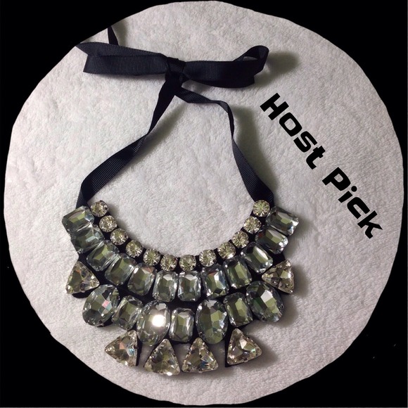 Jewelry - 🆕 Crystal bib necklace