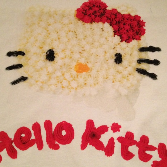 SOLD NWT Uniqlo Hello Kitty Tee - Picture 2 of 3