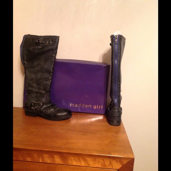 Flat boots
