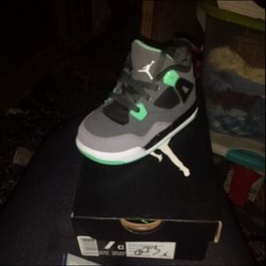 Retro 4 green glows