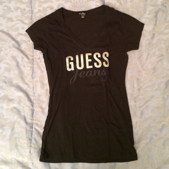 Black V-neck Guess T-Shirt 😊