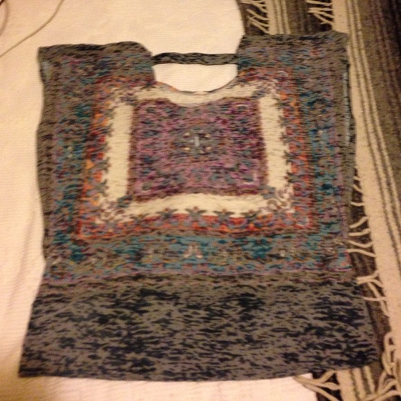 Beautiful Patterned Top - Picture 2 of 3