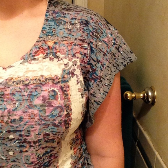Beautiful Patterned Top - Picture 3 of 3