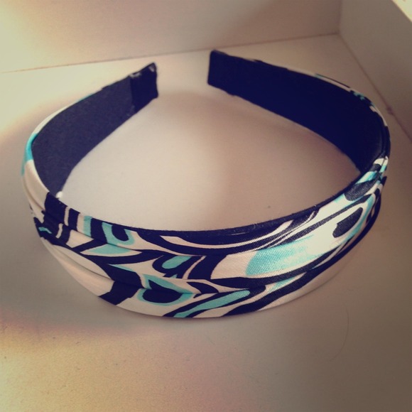 Black blue and white headband.