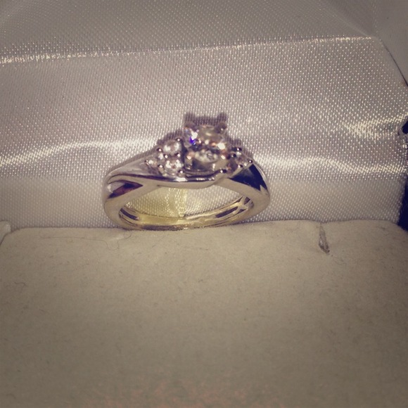Size 4, engagement ring. 7 stones 1/2 karat. - Picture 1 of 1
