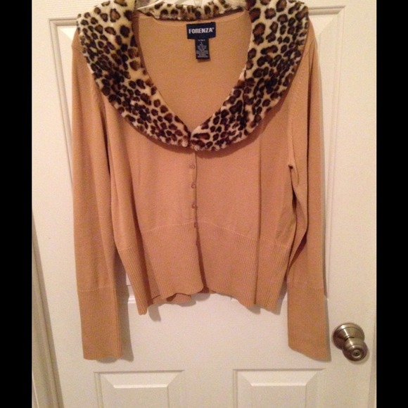 Tan sweater w/ animal print faux fur collar Large