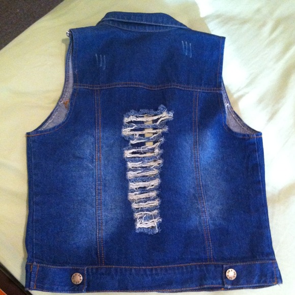 ⬇⬇REDUCED⬇⬇36 point 5 denim vest - Picture 2 of 2