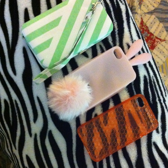 📲📲Bundle of 2 iPhone 4, 4s covers- bunny is gone