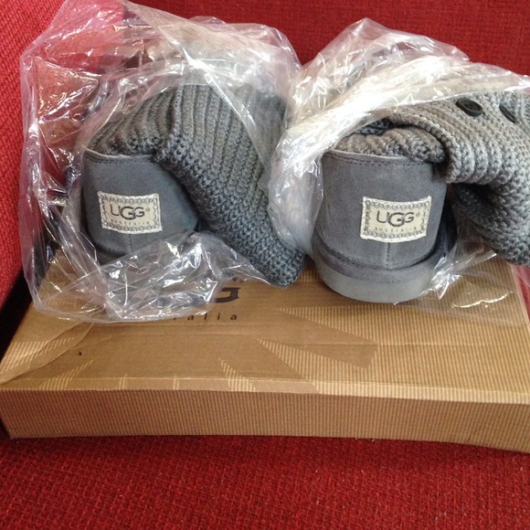 BAILEY BUTTON UGGS!!