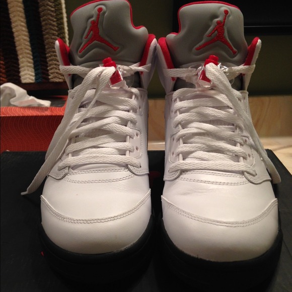 🔺SOLD🔺 Like new Air Jordan Retro Fire Red 5's - Picture 2 of 3