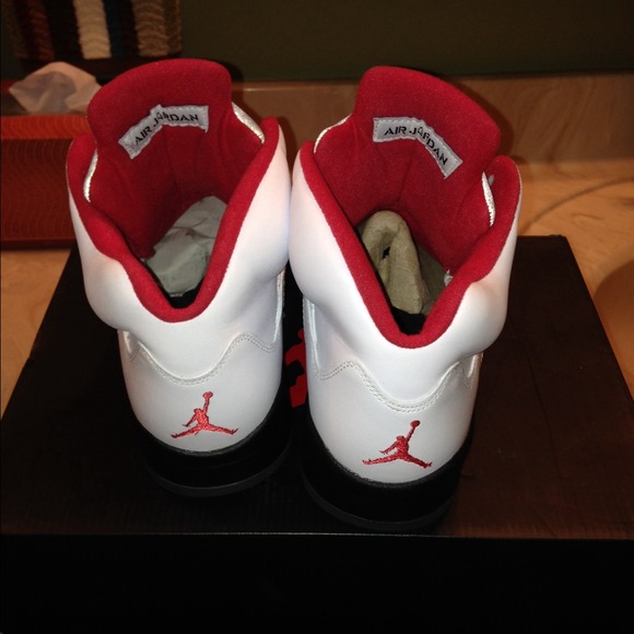 🔺SOLD🔺 Like new Air Jordan Retro Fire Red 5's - Picture 3 of 3