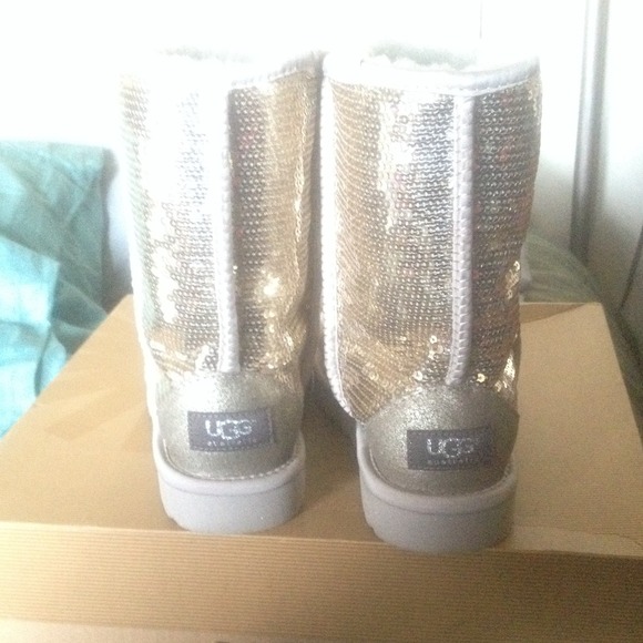 Silver sequenced uggs - Picture 4 of 4