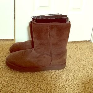 Short dark brown UGGS