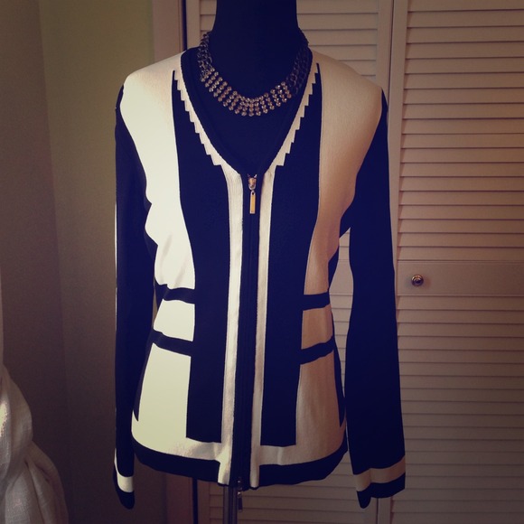 🎉HOST PICK🎉 Black and white Boutique Sweater - Picture 1 of 4