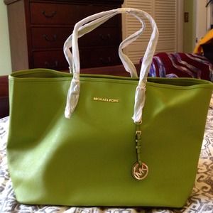 NWT  Michael Kors Jet Set Travel Bag