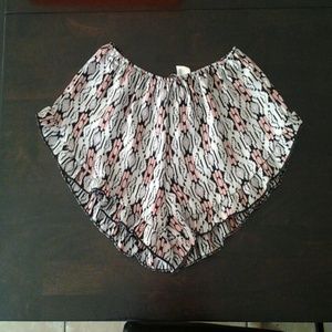 Tribal print Brandy ♥ Melville vodi shorts