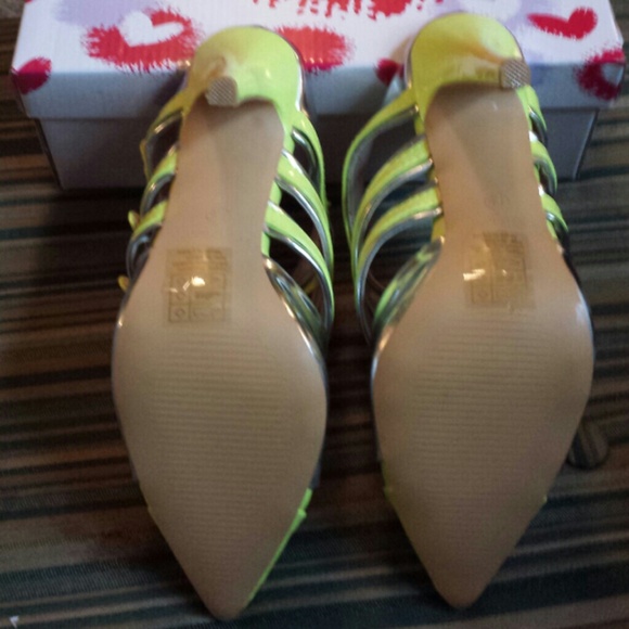 Cute slip on pumps - Picture 3 of 3