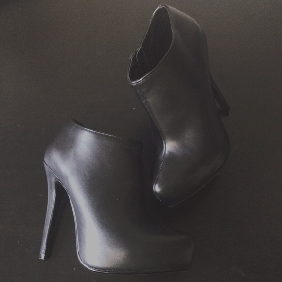 NEW black ankle booties heels