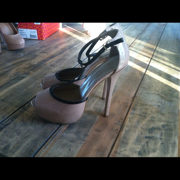 Super cute Black and Tan pumps - Picture 2 of 2