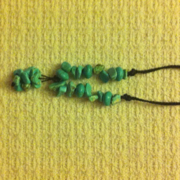 Black Macrame holding Turquoise bead necklace - Picture 2 of 3