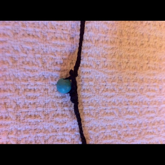 Black Macrame holding Turquoise bead necklace - Picture 3 of 3