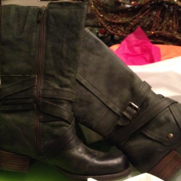 boots - Picture 2 of 4