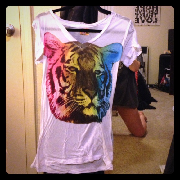 🎉🎉White vneck with multi color lion face - Picture 1 of 1