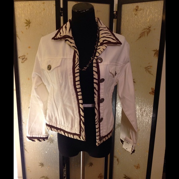 NWT👘White denim and suede jean jacket👘