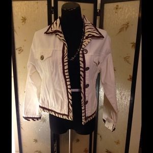 NWT👘White denim and suede jean jacket👘