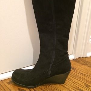 8.5 Aerosoles faux suede wedge boot