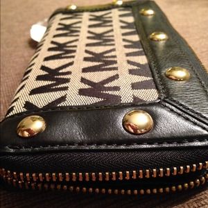 🚫🚫🚫SOLD! Authentic Michael kors wallet. NWT.