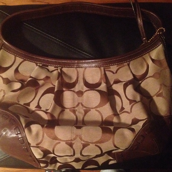 Coach Handbags - 💯% Authentic COACH shoulder purse