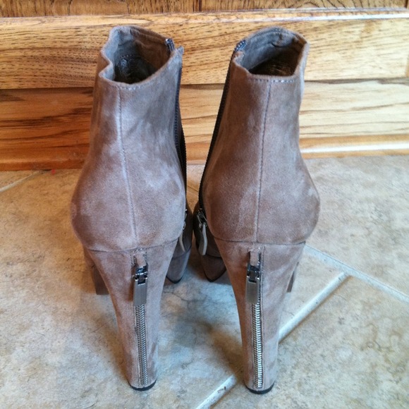 BCBGeneration suede ankle boots - Picture 3 of 4